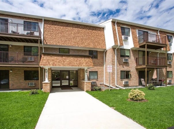 752 Quaker Lane, Warwick, RI 02818