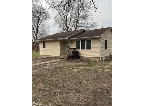 504 Pleasant Street, Oakville, IA 52646