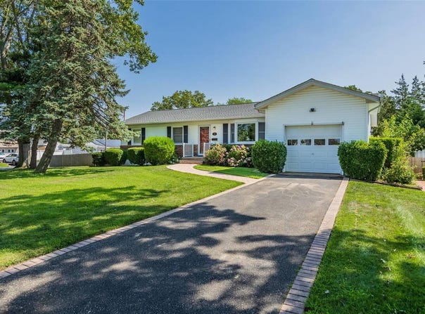 70 11th Avenue, West Babylon, NY 11704