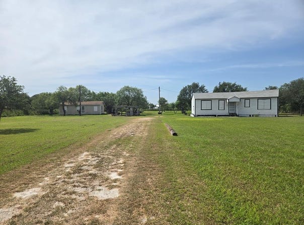 464 CR 613, Skidmore, TX 78389
