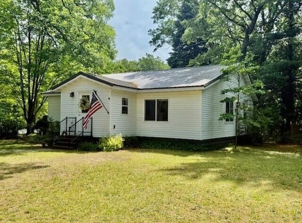 481 W Calumet Avenue, Twin Lake, MI 49457