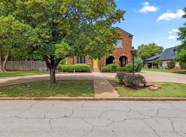 516 S 9th Avenue, Clinton, OK 73601