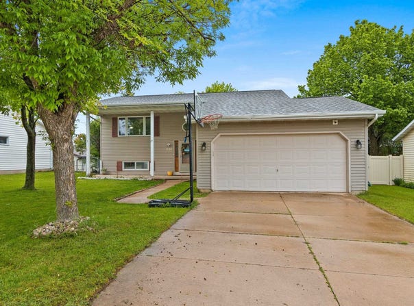 1330 PINEHURST Lane, NEENAH, WI 54956