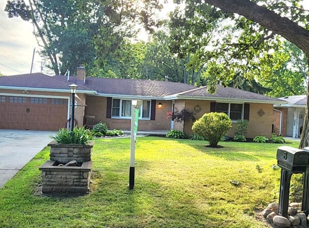 8 Deep River Drive, Hobart, IN 46342