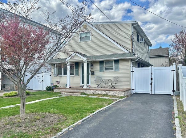 19 Tameling Avenue, Babylon, NY 11702