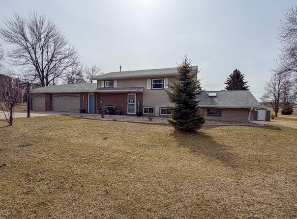 413 3rd St SE, De Smet, SD 57231