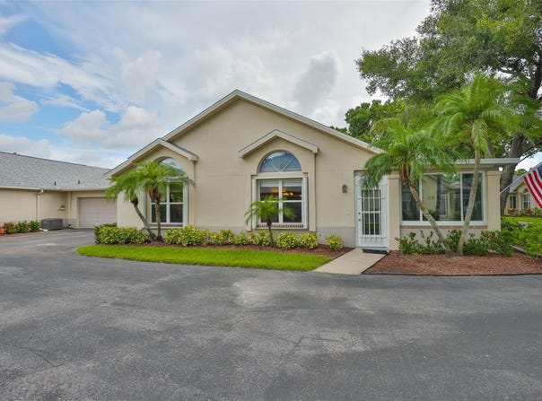 1111 GOLFVIEW WOODS DRIVE, SUN CITY CENTER, FL 33573