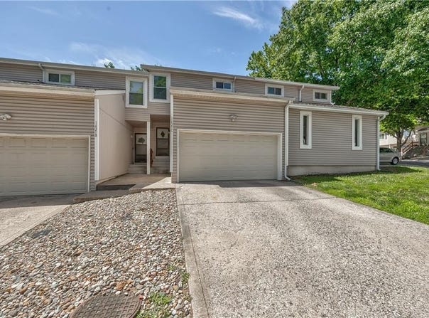 1421 E Mart-Way Circle, Olathe, KS 66061