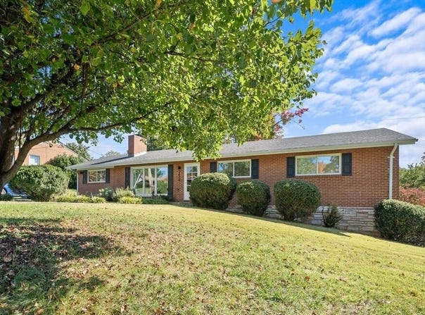 2624 Gaylord Rd, Roanoke, VA 24018