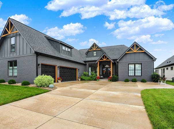 1135 Maclaren Court, Franklin, IN 46131