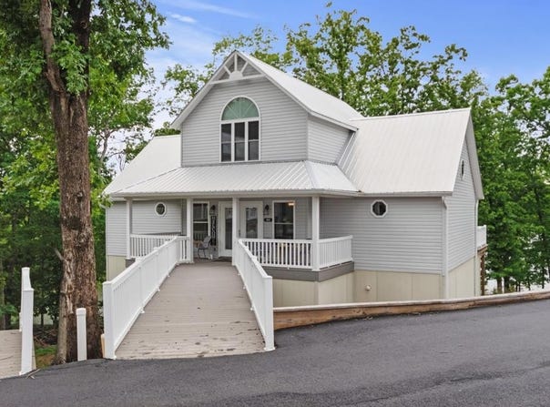 520 Yacht Drive, Grand Rivers, KY 42045