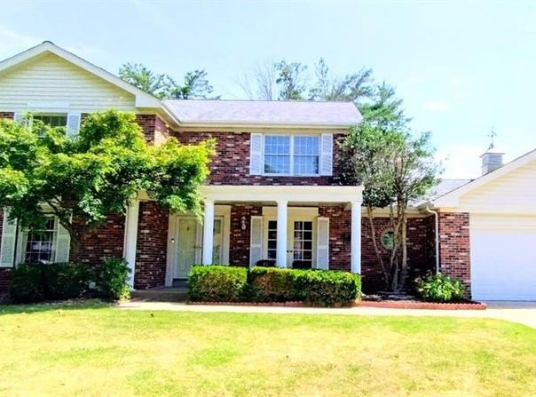 16054 Hunters Way Drive, Chesterfield, MO 63017