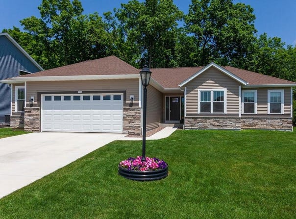 1734 Arthurs Pass, Oconomowoc, WI 53066