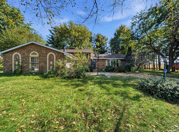 112 COUNTRY LAKE Drive, Pekin, IL 61554