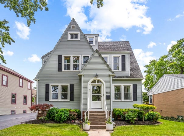 1325 E Walnut Avenue, Des Plaines, IL 60016