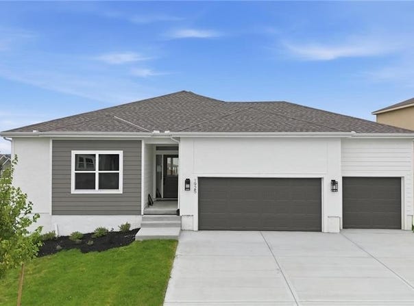 1925 SW Hightown Drive, Lee's Summit, MO 64082