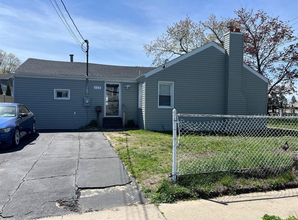 113 E Riviera Drive, Lindenhurst, NY 11757