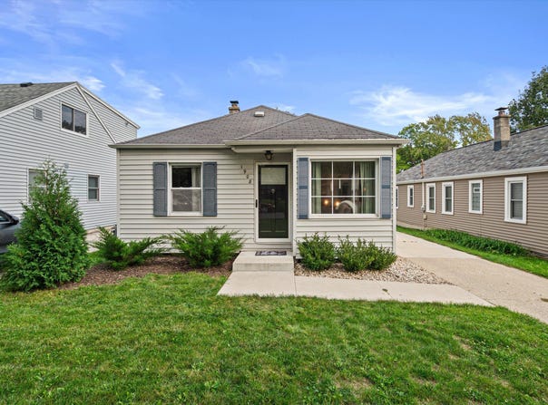 1908 N 118th St, Wauwatosa, WI 53226