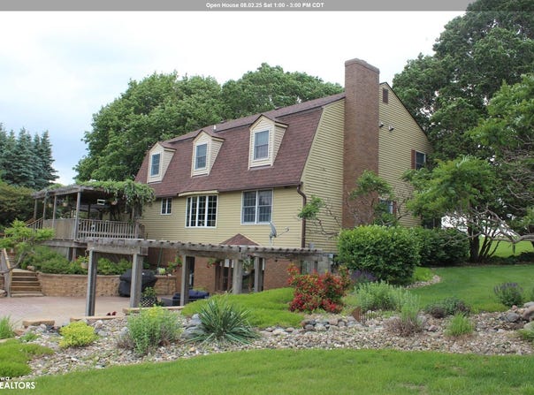 1077 Meadow Lake Drive, Mason City, IA 50401