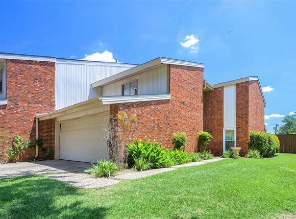 2946 Woodcroft Circle, Carrollton, TX 75006