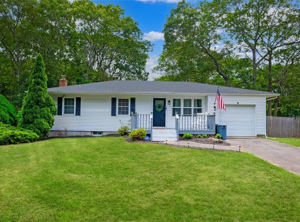 8 Stratler Drive, Shirley, NY 11967