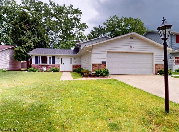 451 Edgewood Circle, Berea, OH 44017