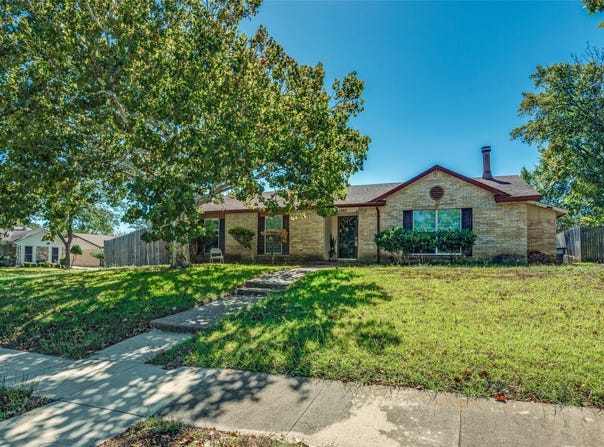 1202 Canyon Oaks Drive, Lancaster, TX 75146