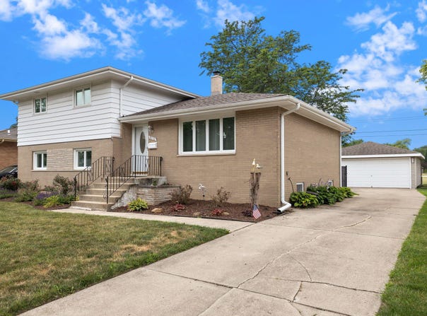 8132 Kraay Avenue, Munster, IN 46321