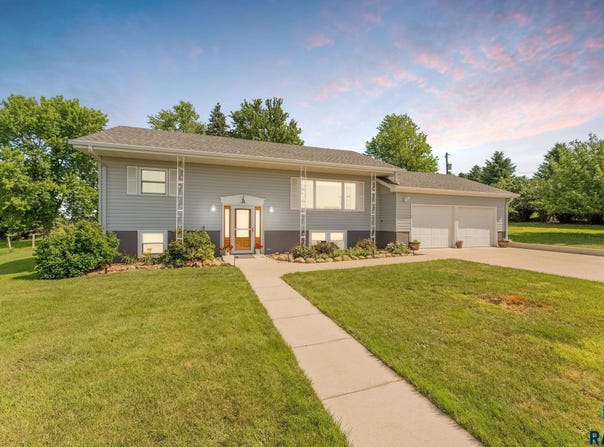 924 Dows St, Garretson, SD 57030