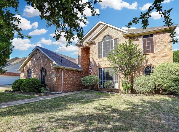 816 Flagstone Drive, Burleson, TX 76028