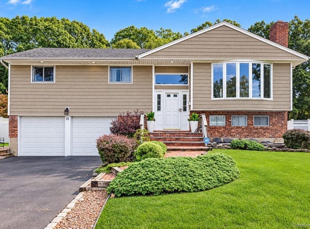 31 Sterling Lane, Smithtown, NY 11787