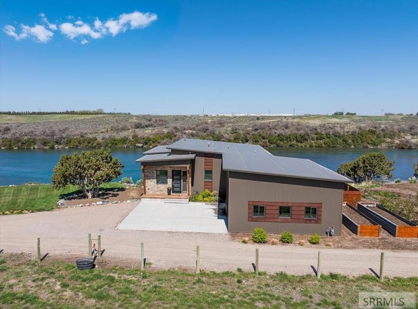256 Snake River Dr, American Falls, ID 83211