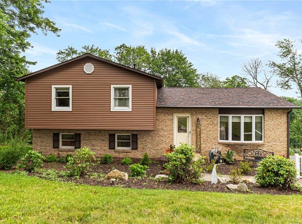 223 Horseshoe Dr, Adams Twp, PA 16046