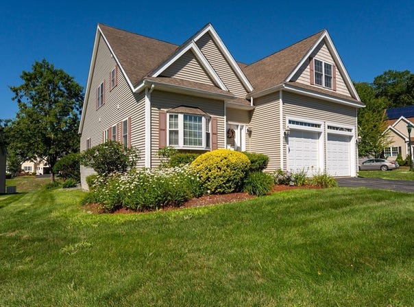 1 Thoreau Ln, Tyngsborough, MA 01879