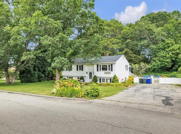 8 Tonkawa Avenue, Westerly, RI 02891