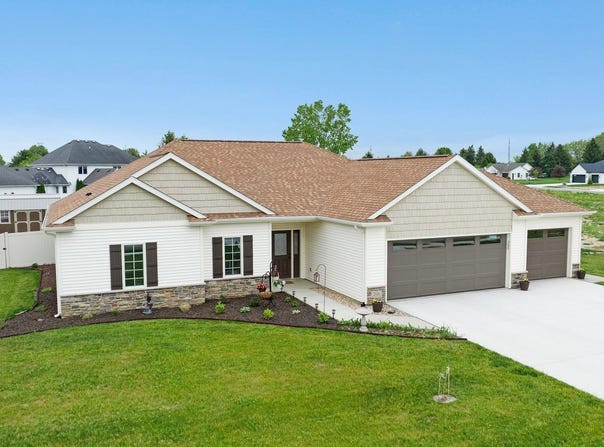 201 Thoroughbred Lane, Auburn, IN 46706-8923