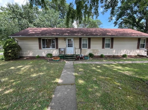 305 N Race St, Wayne City, IL 62895