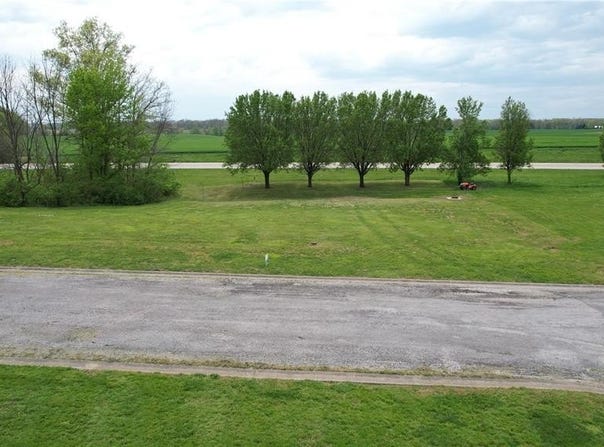 1000 Reinhardt Drive, New Athens, IL 62264