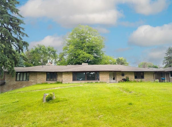 2 Skillman Lane, North Oaks, MN 55127