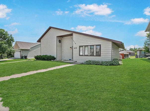 419 Heritage Road, Cedar Falls, IA 50613