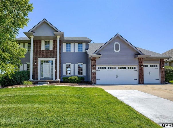 2211 Broadwater Drive, Papillion, NE 68046