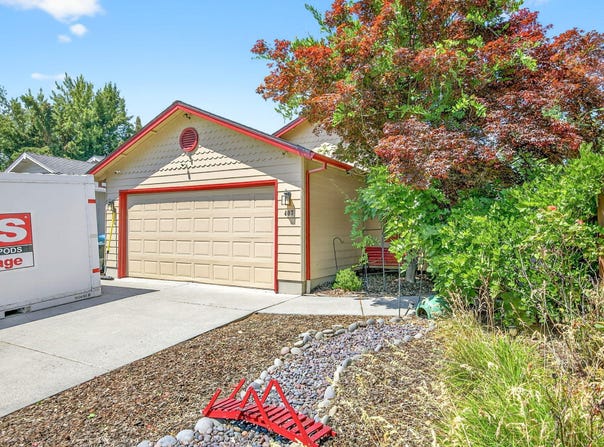 407 Canyon Way, Eagle Point, OR 97524