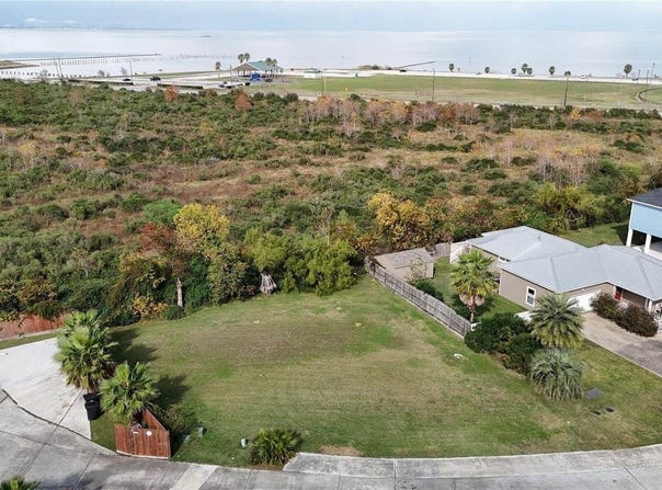 226 Debbie Lane, Dickinson, TX 77539