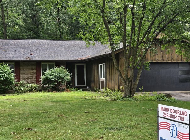 219 Walnut Woods Court, Plainwell, MI 49080