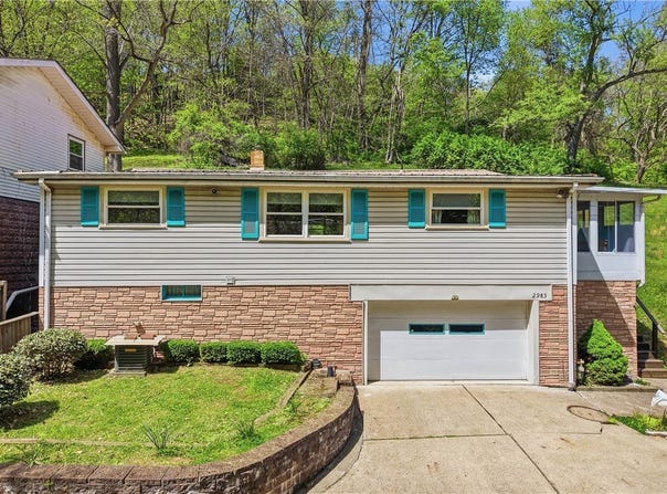 2983 Edgecliff Rd, Lower Burrell, PA 15068