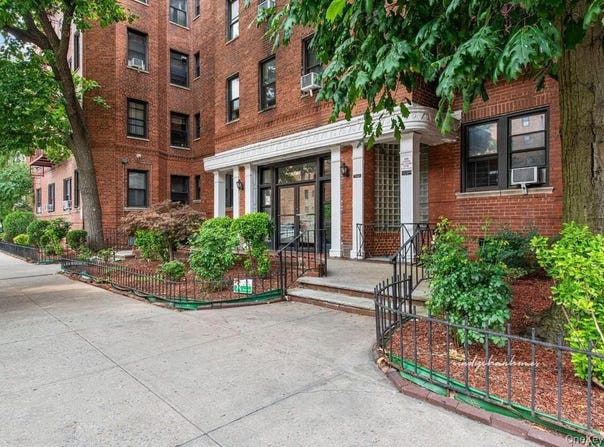 100-10 67th Rd, Forest Hills, NY 11375