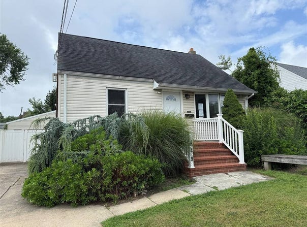 449 N Indiana Avenue, Lindenhurst, NY 11757