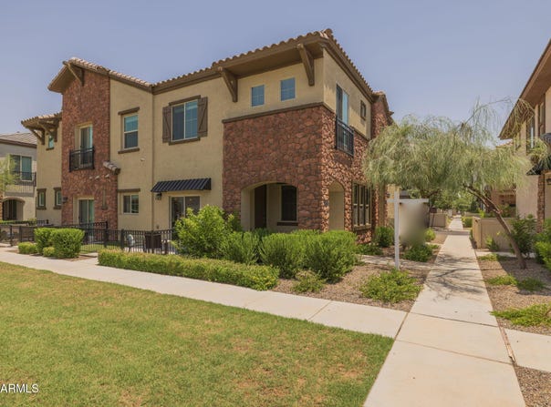 2746 S DECATUR Drive, Gilbert, AZ 85295