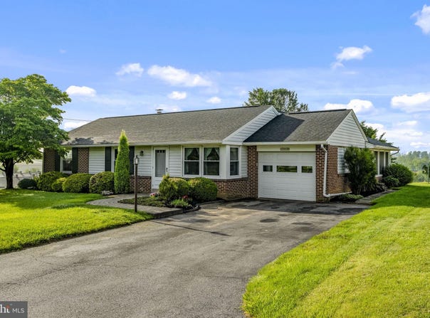 2136 HOBSON Road, LANCASTER, PA 17602