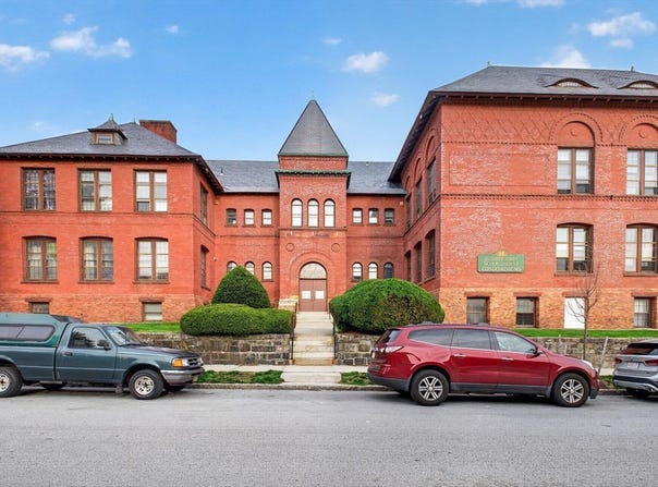 31 Elizabeth St, Worcester, MA 01605